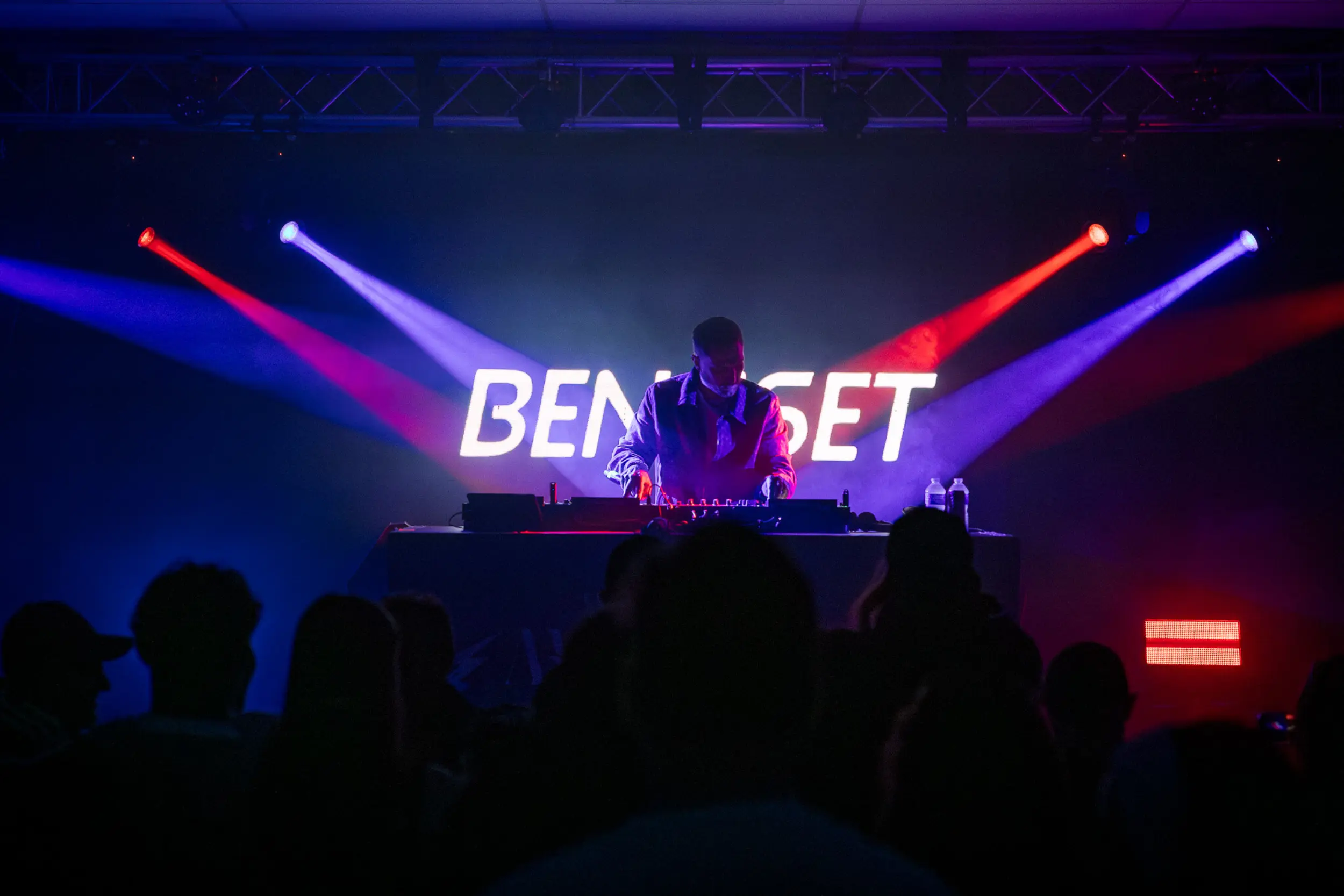 Benaset au Magnezik Festival 2026, avec une scénographie par NOVA Événementiel comprenant écrans LED, lumières et effets spéciaux