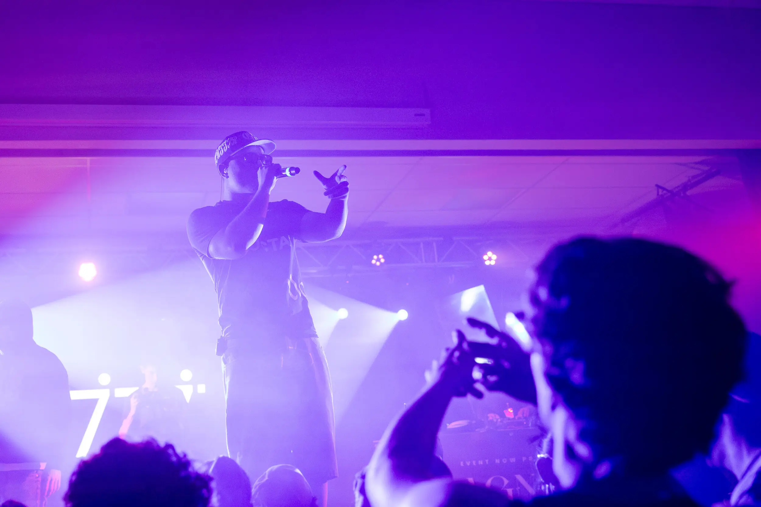 ROBB au Magnezik Festival 2026, avec une scénographie par NOVA Événementiel comprenant écrans LED, lumières et effets spéciaux