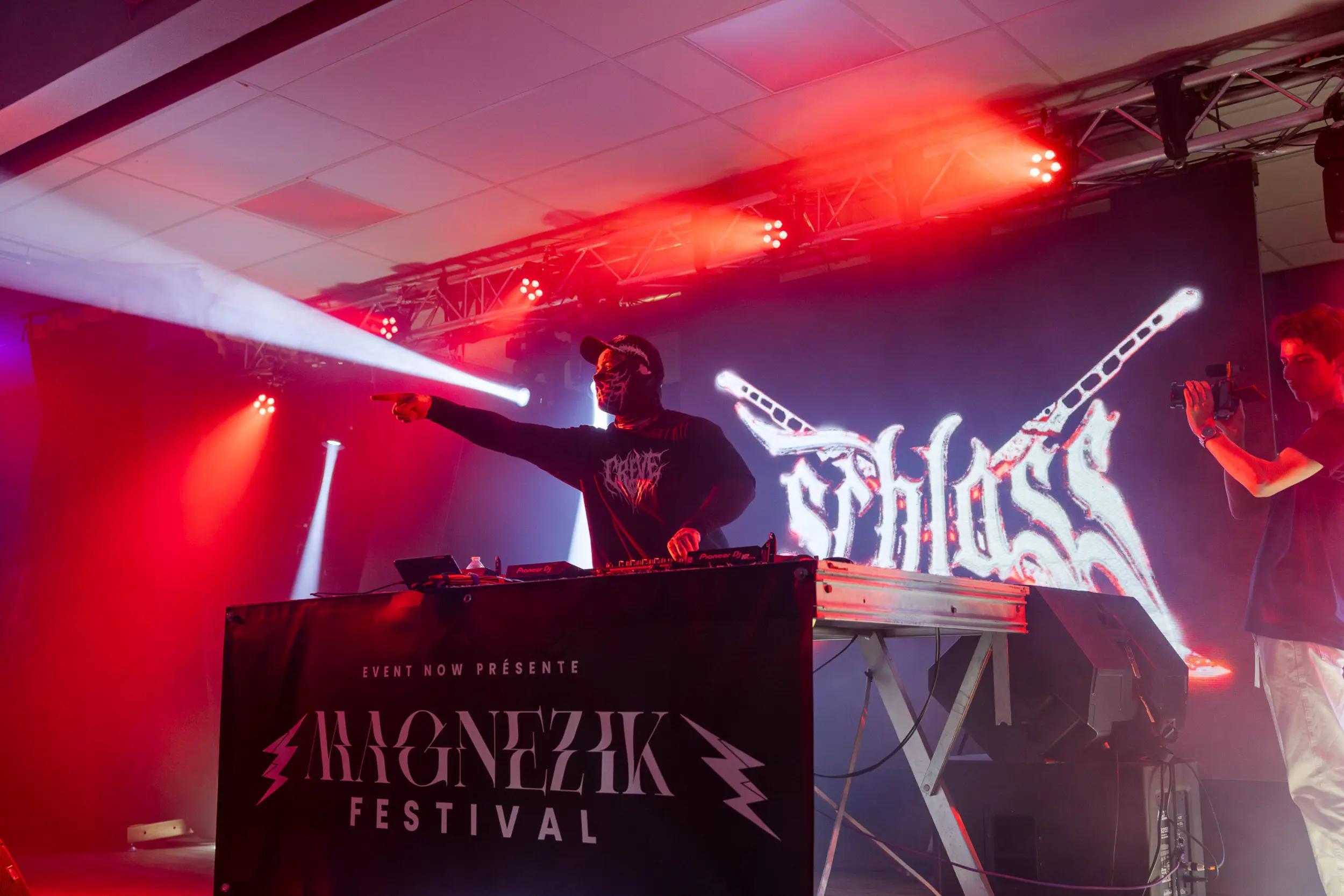 Schlass au Magnezik Festival 2026, avec une scénographie par NOVA Événementiel comprenant écrans LED, lumières et effets spéciaux