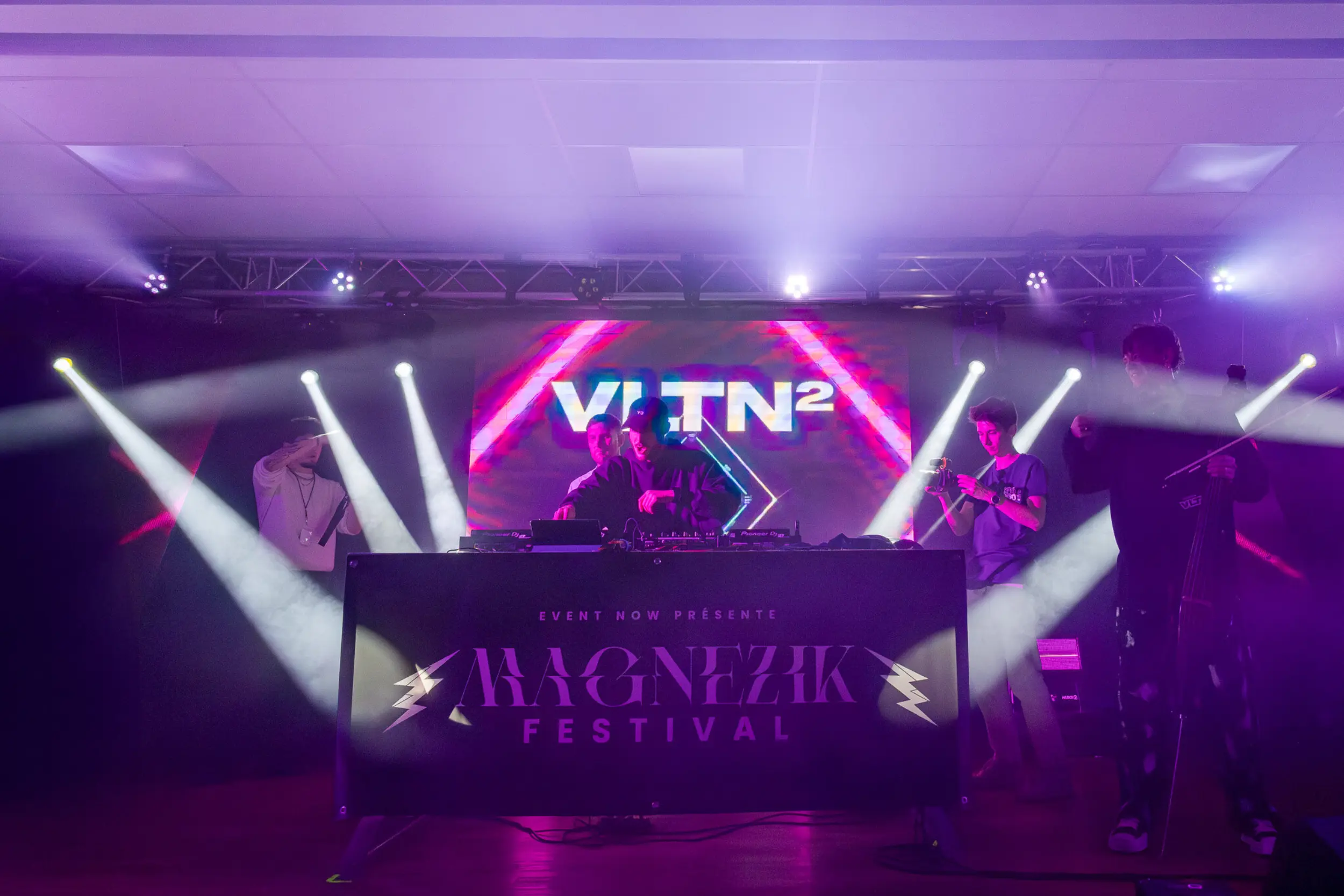 VLTN2 au Magnezik Festival 2026, avec une scénographie par NOVA Événementiel comprenant écrans LED, lumières et effets spéciaux
