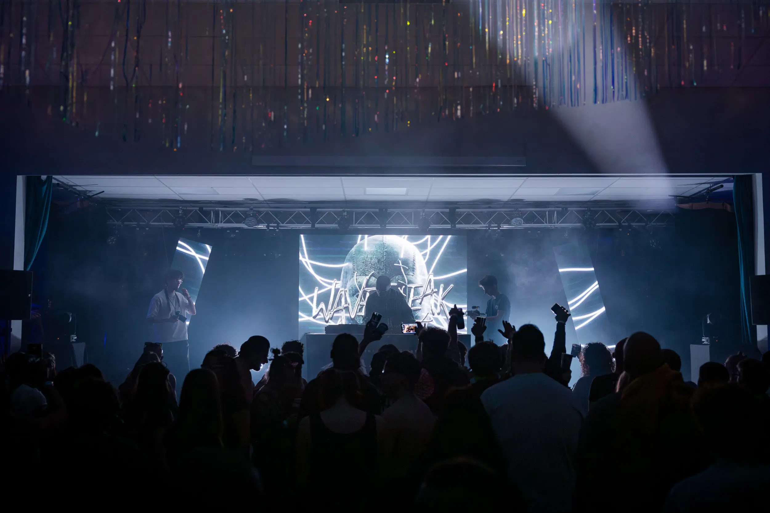 Wavefreak au Magnezik Festival 2026, avec une scénographie par NOVA Événementiel comprenant écrans LED, lumières et effets spéciaux