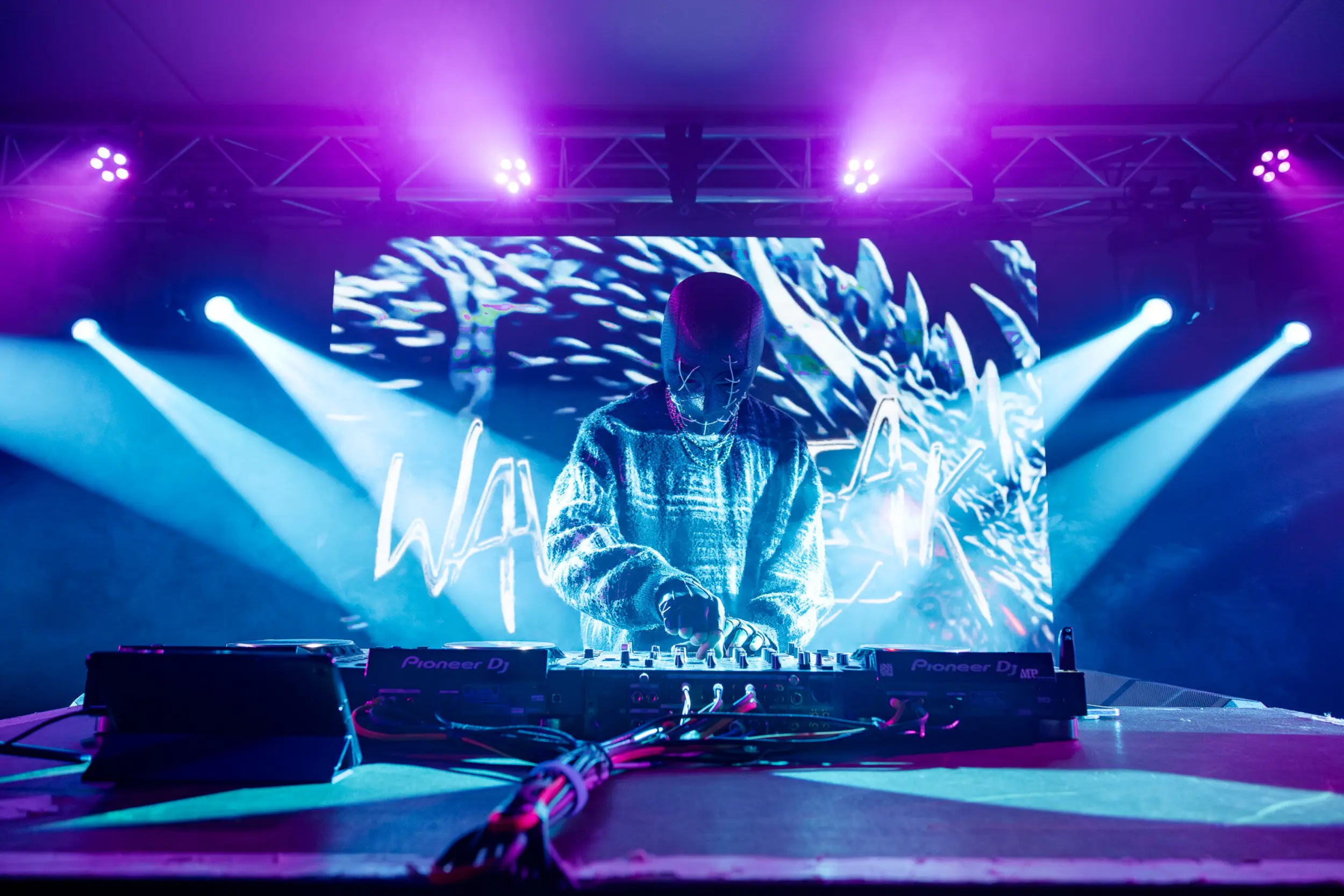 Wavefreak au Magnezik Festival 2026, avec une scénographie par NOVA Événementiel comprenant écrans LED, lumières et effets spéciaux