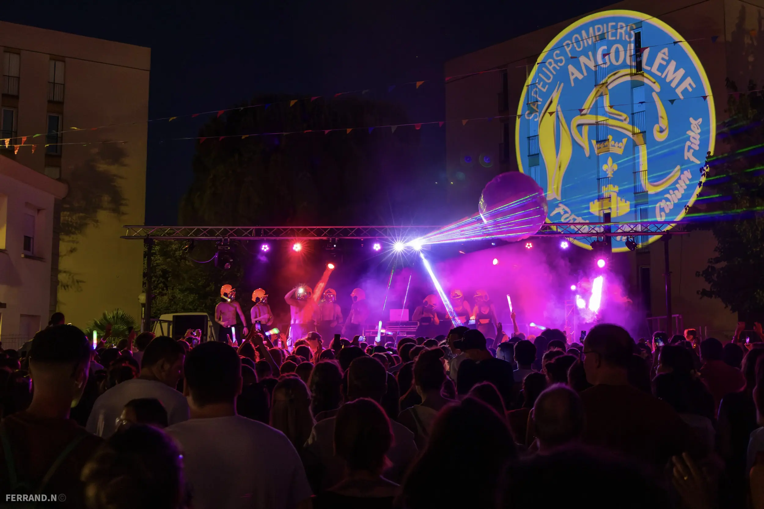Scène du Bal des Sapeurs-Pompiers d'Angoulême 2025