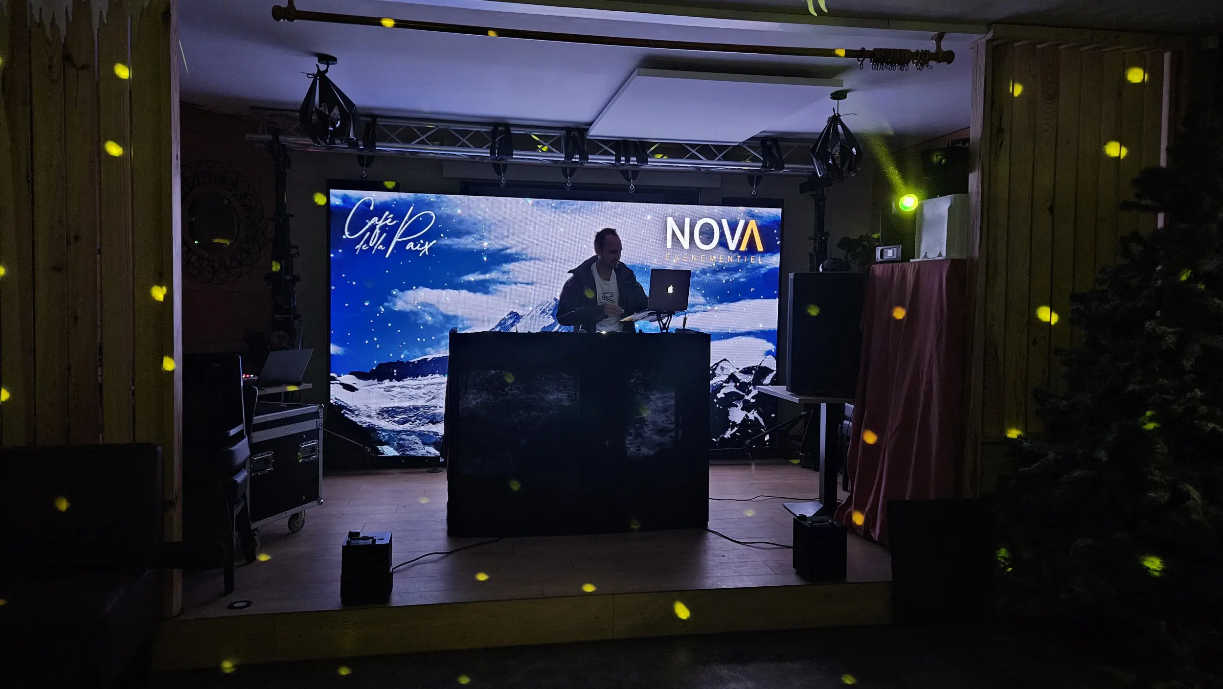 Scène avec écran LED, soirée Les Bronzés font du ski au Café de la Paix, La Couronne